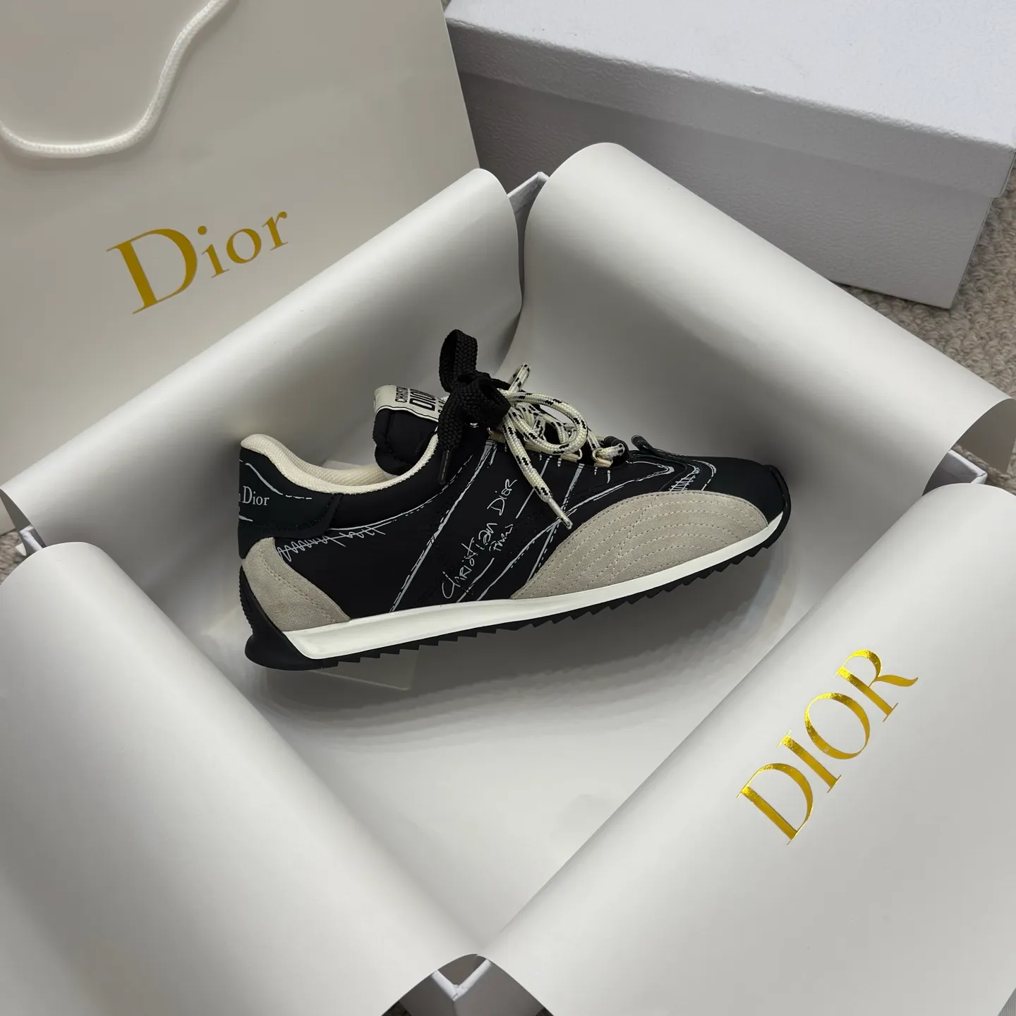 👟👟Ex-factory price 580👟👟 Original purchase and development 𝐂h𝐑𝐈𝐒𝐓𝐈𝐀𝐍 𝐃𝐈or This Dior Vibe Dior sneaker incorporates Dior's haute couture spirit and reinterprets the classic running shoes, moral training shoes. Forrest Gump shoes. Matched with Oblique Printed 3D printing technology reproduces the original fabric to create a contrasting modern style. The details are displayed with a 3D effect, and the iconic details of the logo decoration on the side and back are further embellished. It complements various casual or elegant items to create a modern look.  ✅The tongue is decorated with the Christian Dior PARIS Logo in 3 different colors and overlapping fabric lines. It is consistent with the original version. It is full of details. Welcome to compare and compare with the ordinary version on the market. ✅The original rubber TPU sole is decorated with the DIOR logo. The convex and concave rubber sole is decorated with the Christian Dior lucky star symbol. ✅Size: 35-40 (41 can be customized)